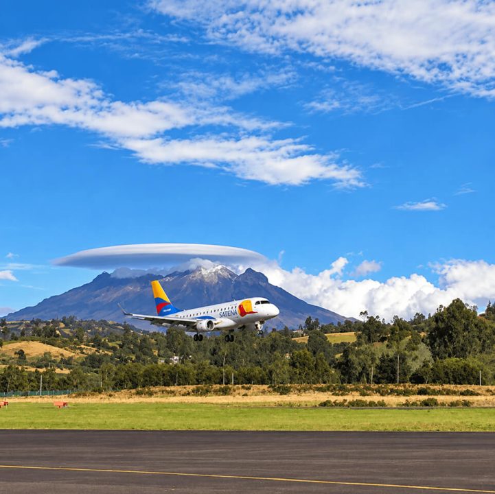 Avión con un volcán al fondo, referencia al aeropuerto San Luis de Ipiales