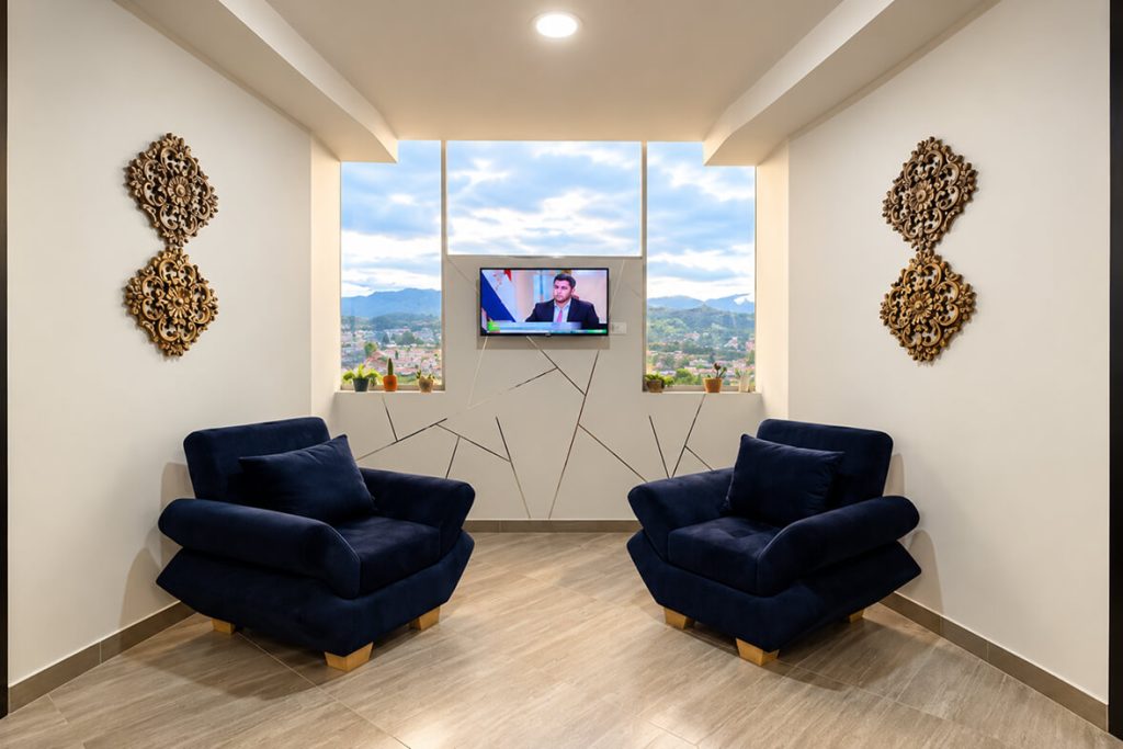 Sala de estar con dos sillones azules y televisor