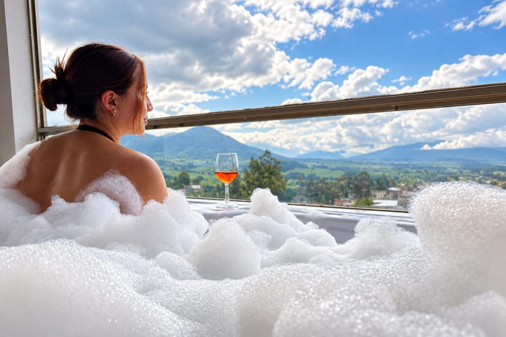Huésped en el jacuzzi con vista al paisaje de Nariño