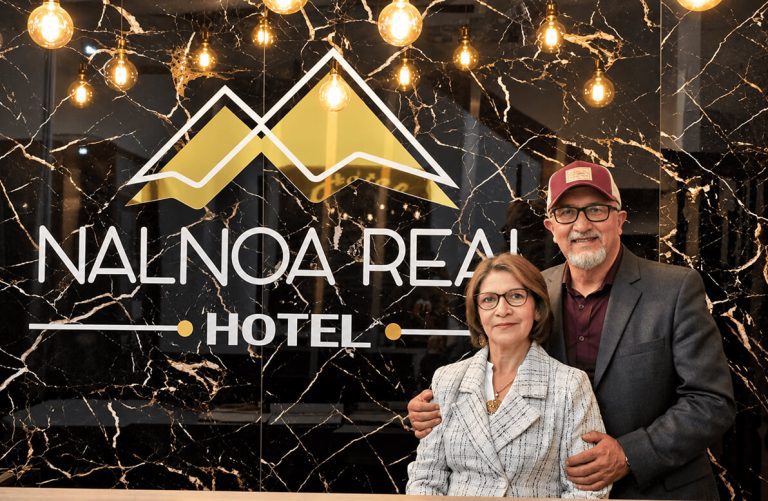 Gustavo y Nancy, propietarios del Hotel Nalnoa Real, en la recepción