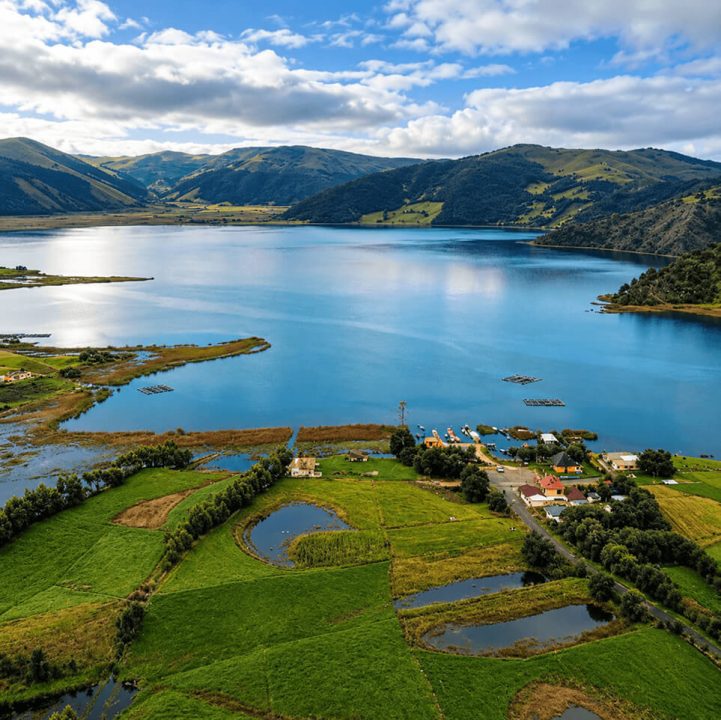 Laguna de Cumbal rodeada de montañas