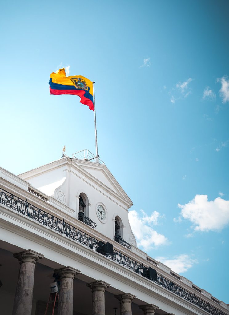 Bandera de Ecuador sobre un edificio colonial