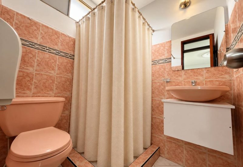Baño con ducha, lavamanos con mueble y sanitario