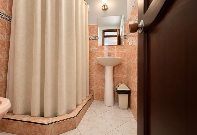 Baño privado con ducha, lavamanos y espejo