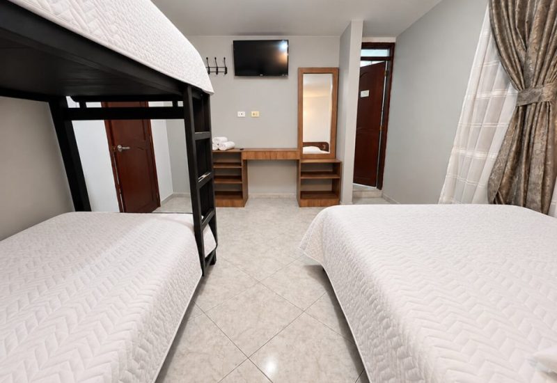 Habitación con camarote y cama doble vista desde la entrada