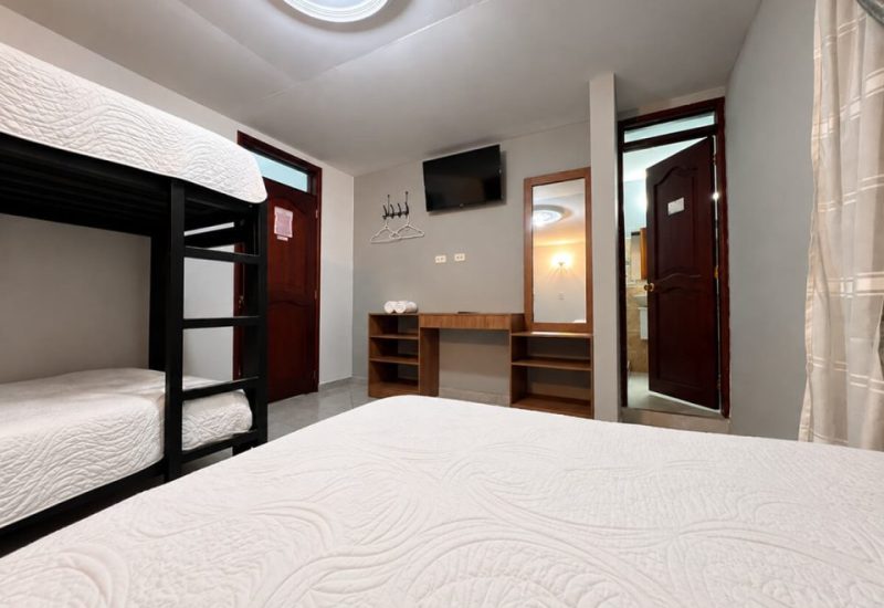 Habitación cuádruple con camarote, cama doble y televisor