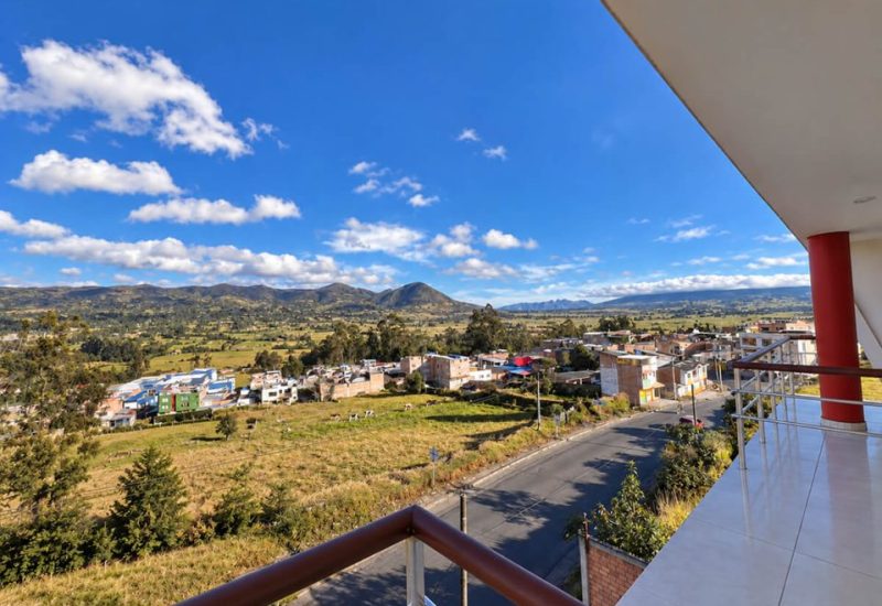 Vista desde el balcón del hotel hacia Guachucal y sus montañas