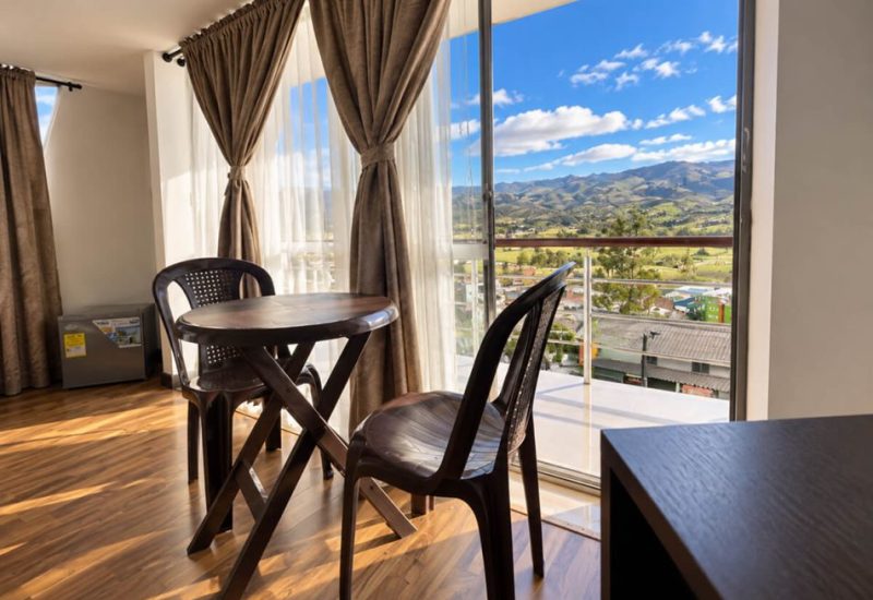 Comedor junto a la ventana con vista al campo de Guachucal
