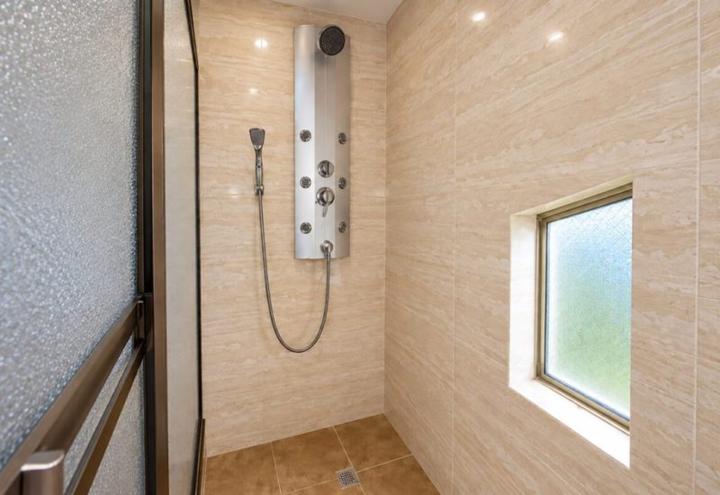 Ducha con columna de hidromasaje y ventana
