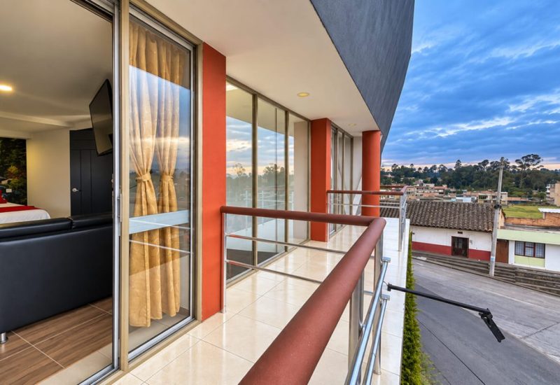 Balcón de la suite con vista al pueblo y las montañas