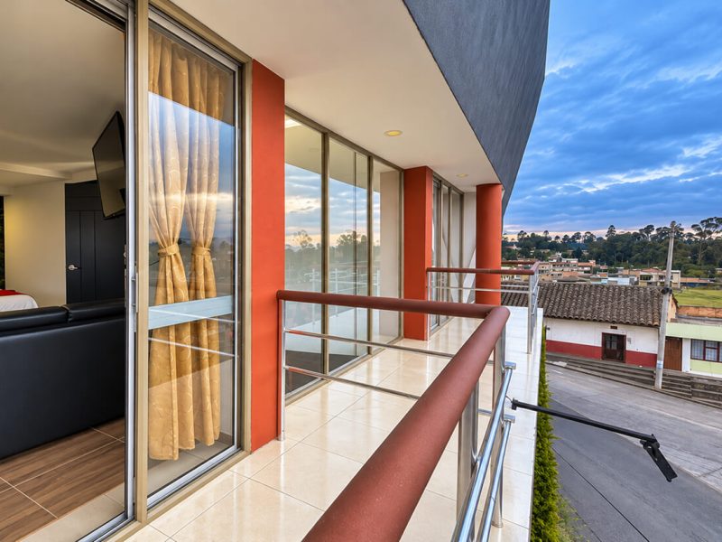 Balcón de la suite con vista al pueblo y las montañas