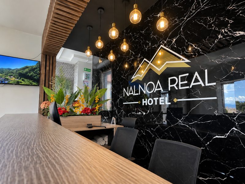 Recepción del Hotel Nalnoa Real con letrero iluminado