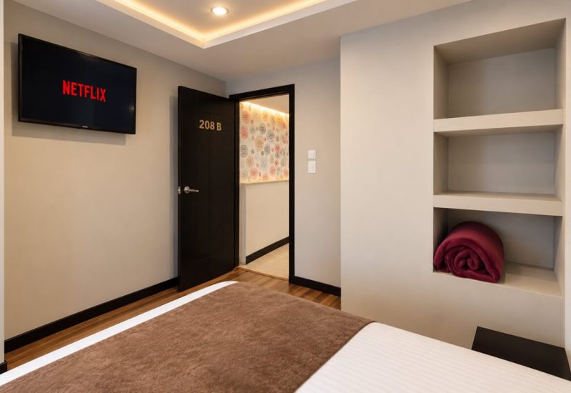 Habitación con televisor y repisas empotradas