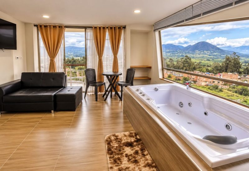 Suite con jacuzzi, sala y comedor frente a las montañas