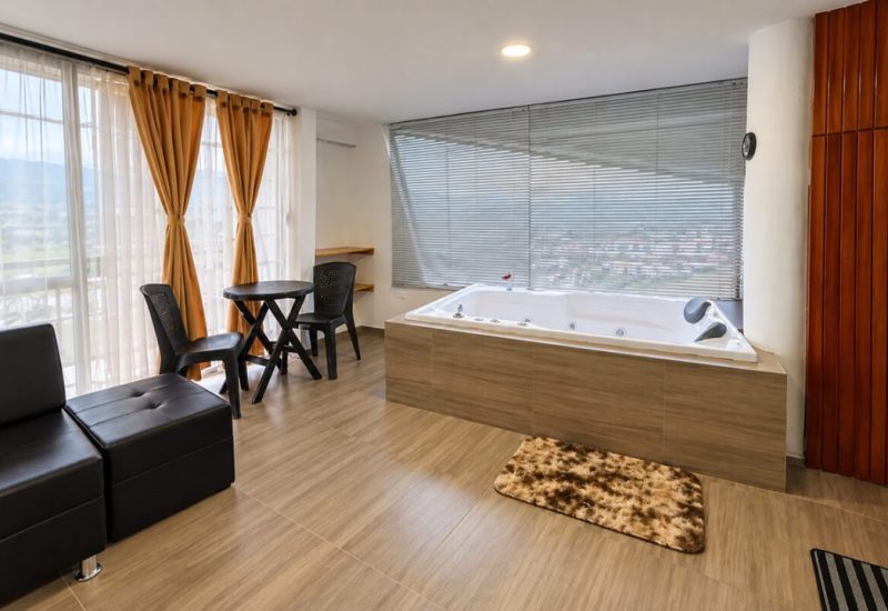 Jacuzzi frente al ventanal con vista a las montañas