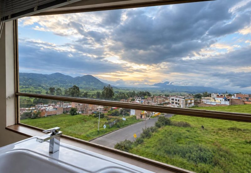 Vista desde el jacuzzi hacia el campo y el pueblo de Guachucal