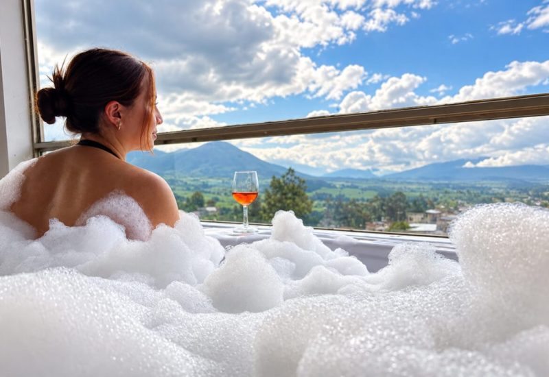 Huésped en el jacuzzi con vista al paisaje de Nariño