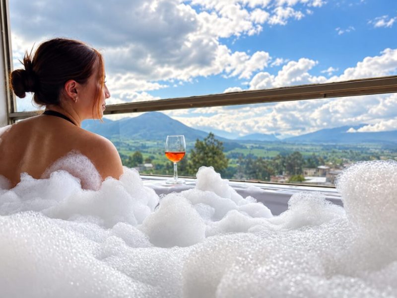 Huésped en el jacuzzi con vista al paisaje de Nariño