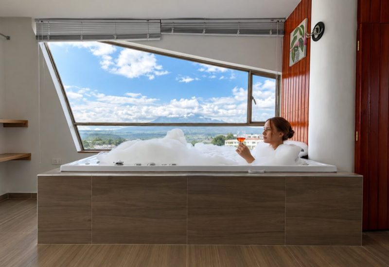 Huésped en el jacuzzi de la suite con vista a las montañas