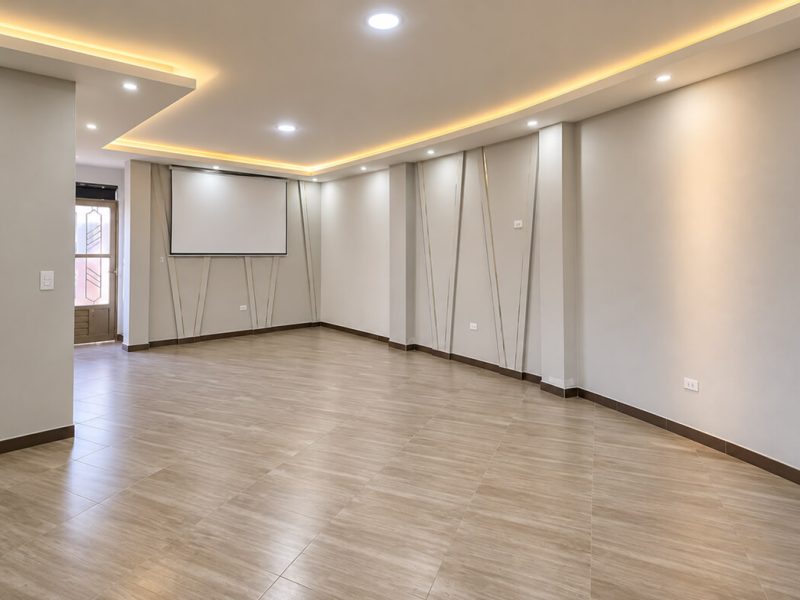 Salón de reuniones amplio con proyector