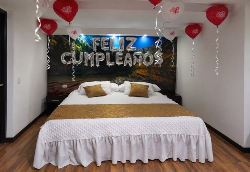 Habitación decorada con globos para un cumpleaños