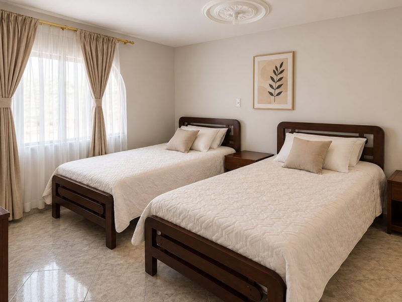 Habitación doble con dos camas individuales y cuadro decorativo