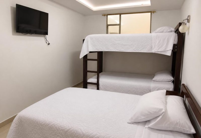 Habitación con camarote, cama doble y televisor de pared