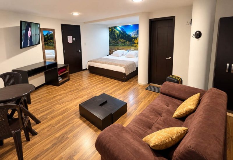 Suite con sala, comedor y la cama al fondo