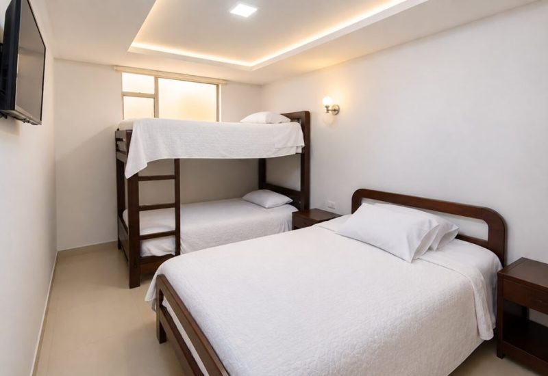 Habitación con cama doble y camarote en el Hotel Nalnoa Real